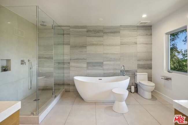 Building Photo - 3564 Multiview Dr