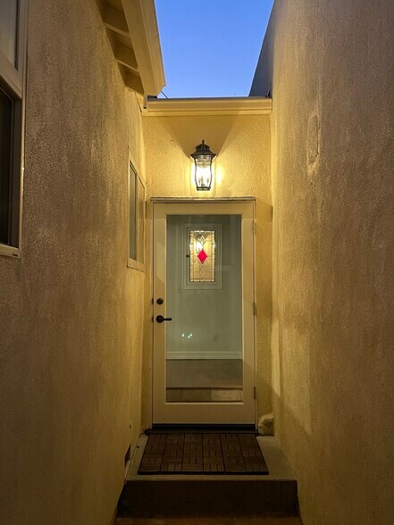 Building Photo - 728 Westbourne Dr