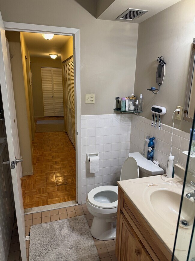 Building Photo - 893 Farmington Ave