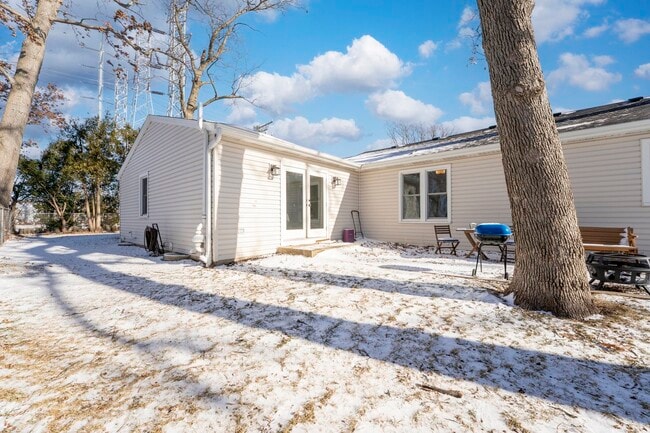 Building Photo - 1700 N Linden Ave