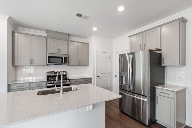 Building Photo - Spacious End-Unit 3-Bedroom Townhome in Pr...