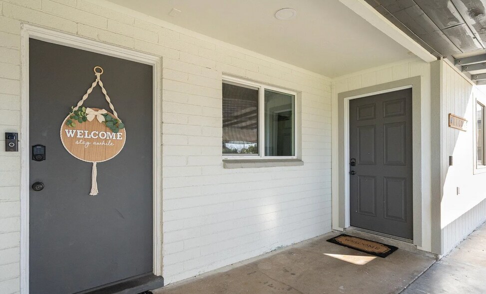 Building Photo - 3330 E Cypress St