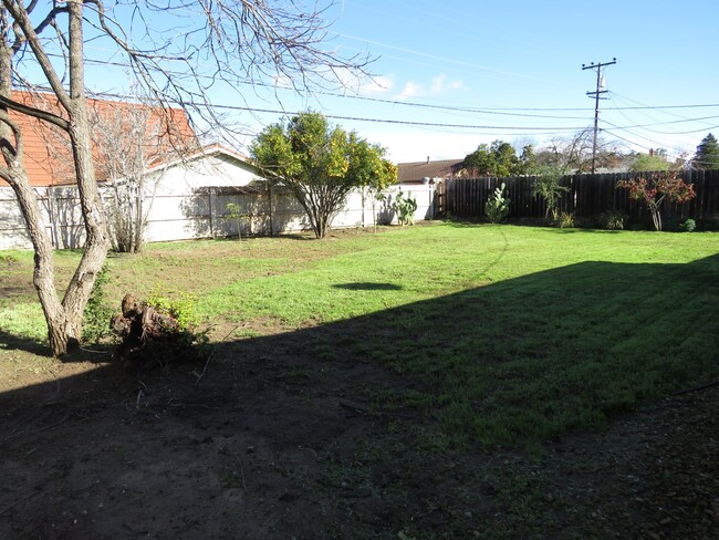 Building Photo - Single Story Home Located in Orcutt with E...