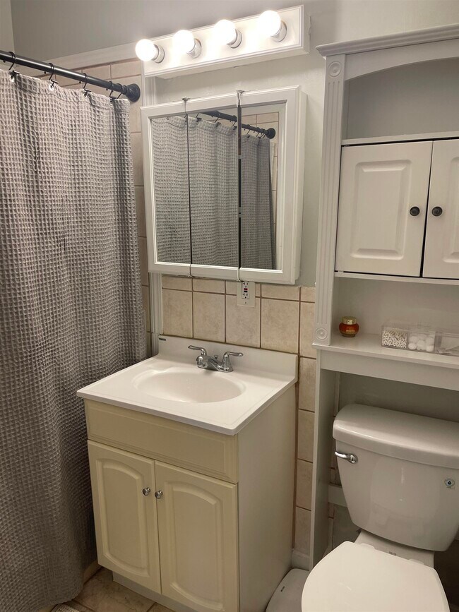 Building Photo - 4 Brook Rd