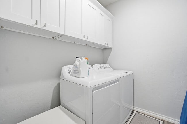 Building Photo - 4254 Mesa Dr
