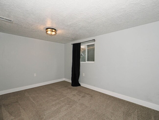 Building Photo - 5 Bedroom, 2.5 Bathrooms Home