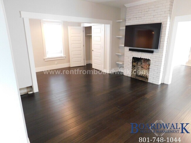 Building Photo - 657 Warnock Ave