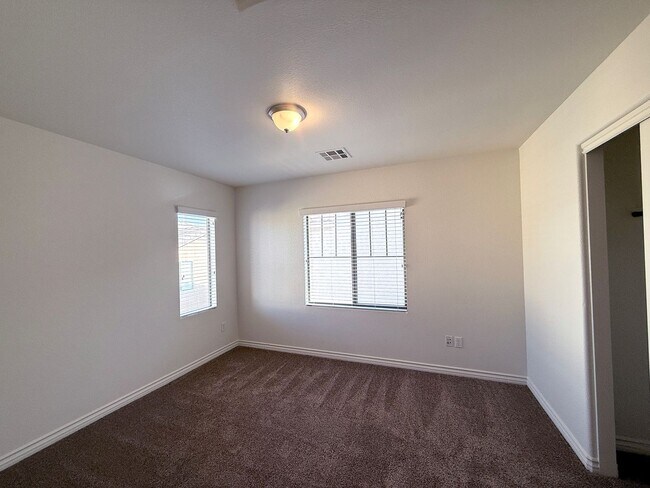 Building Photo - Beautiful 3 bedroom 2.5 bath Home in Provi...