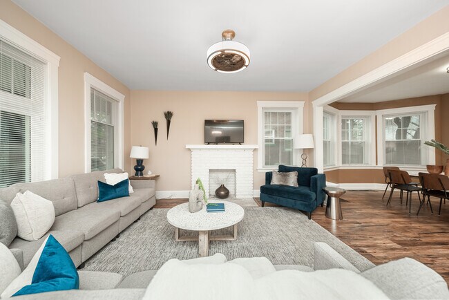 Building Photo - 215 E Mitchell Ave