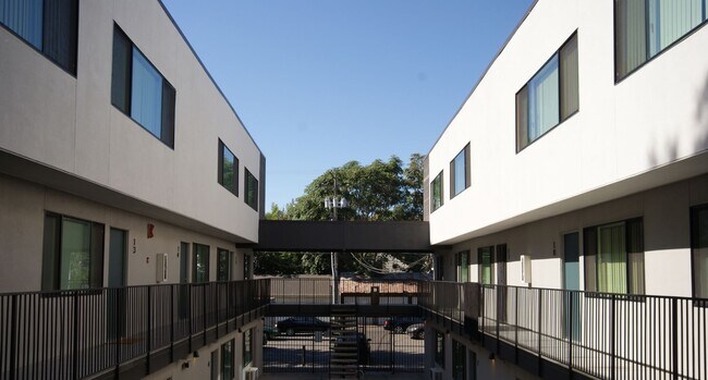 Building Photo - Fully remodeled studio apartment in gated community!
