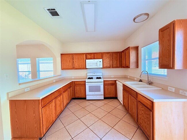 Building Photo - 702 Estancia Way