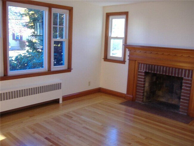 Building Photo - 18 Burnside St