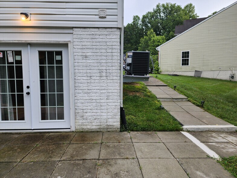 Building Photo - 9402 Trumpet Ln