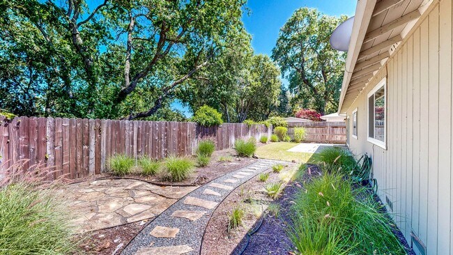 Building Photo - Rincon Valley Single Level, Landscaper Included!