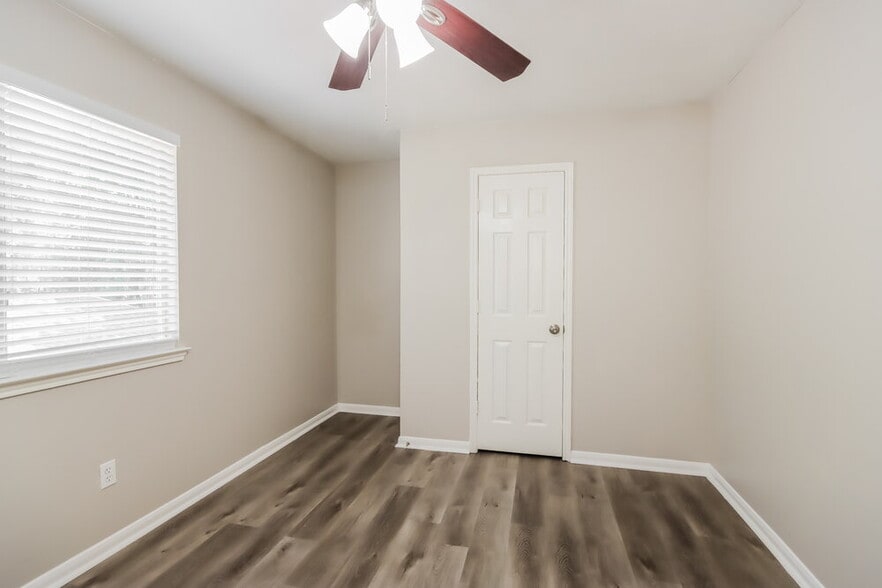 Building Photo - 18450 Hollow Oaks Cir