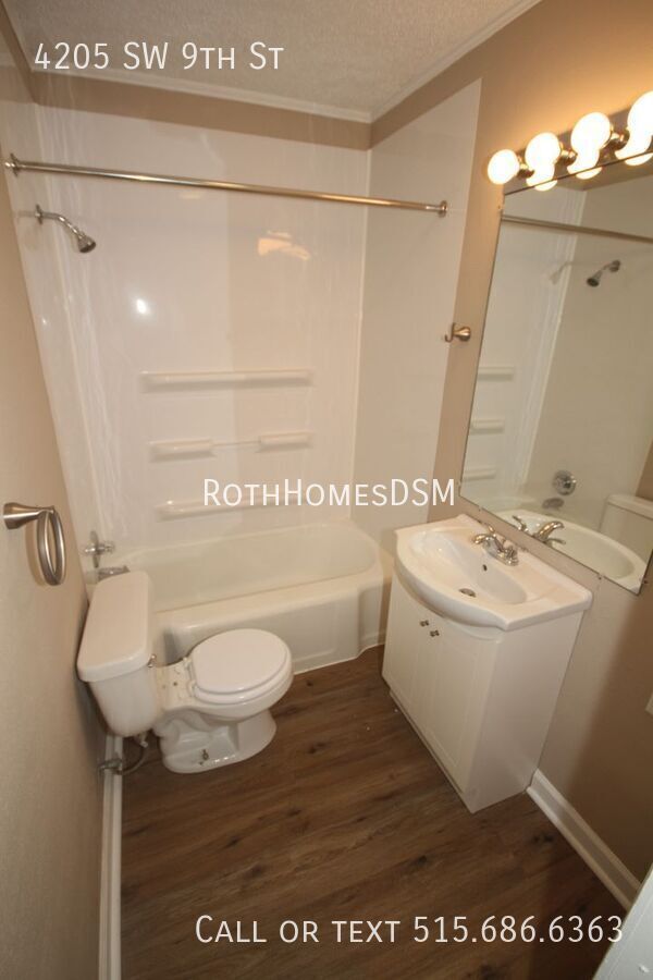 Building Photo - Recently Updated 3 BR 1 Bath Utilities Pai...