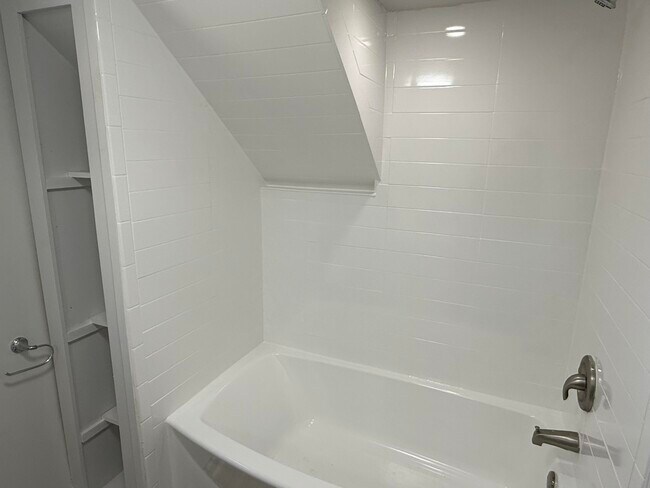 Building Photo - 2608 Dorchester Dr NW