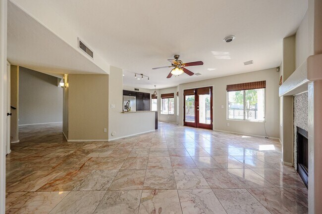 Building Photo - Stunning 3 bedroom, 2.5 bathroom Gold Cour...