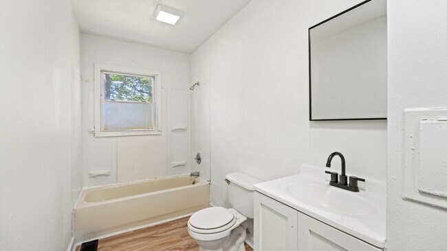 Building Photo - COMING SOON! 3 BEDROOM HOME!