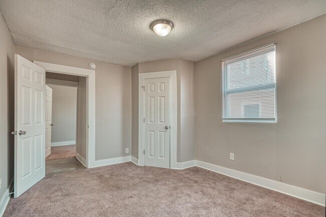 Building Photo - 921 Miller Ave