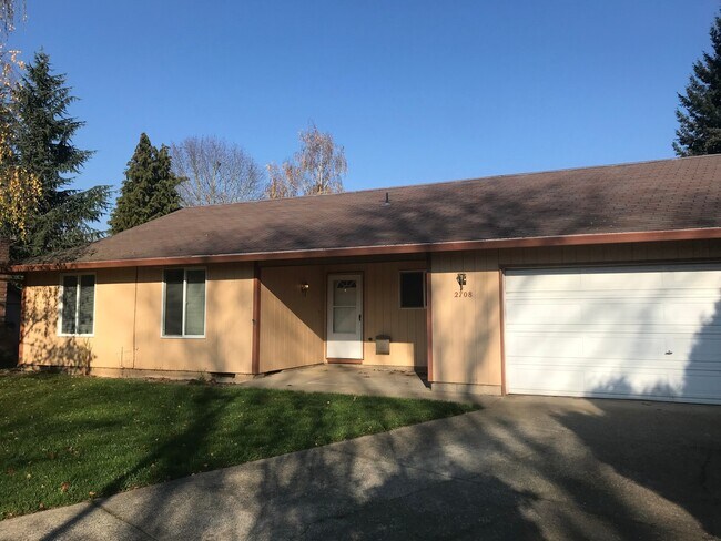 Building Photo - Adorable 3 Bed 2 Bath Ranch Style Home on ...