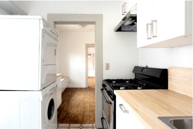 Kitchen view into dining room - 804 Venice Blvd