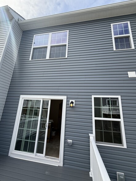 Building Photo - 102 Chase Ln