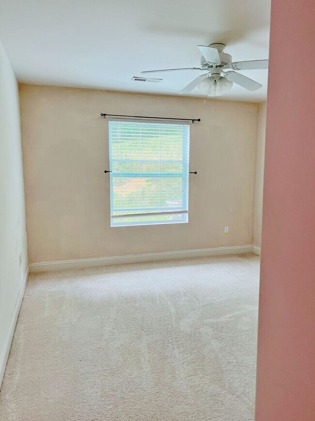Building Photo - Charming 3-Bedroom Townhome with Private E...