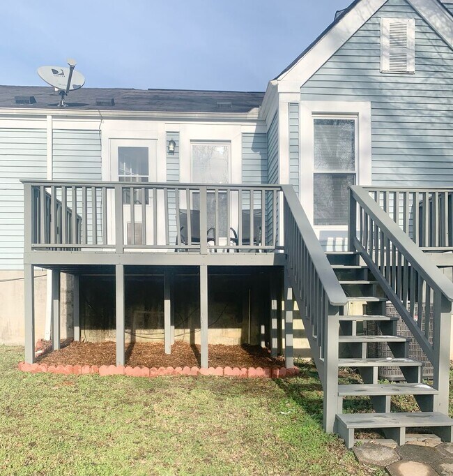 Building Photo - WOW! 2 Bedroom 2 Bath in Hermitage with Deck & Great Back Yard - Available June 1!