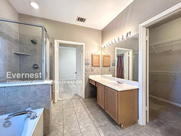 Building Photo - 2422 Cadara Woods