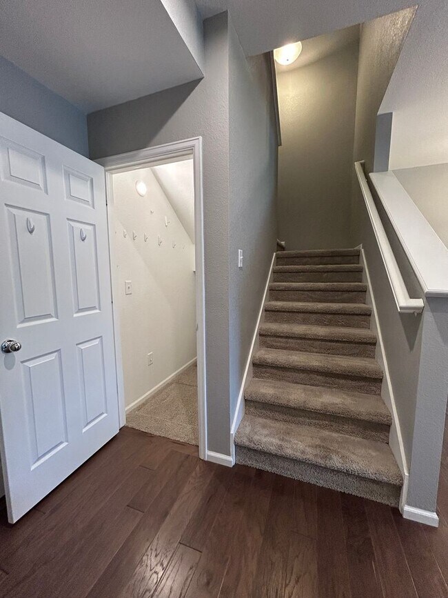 Building Photo - Modern Three Bedroom Townhome Available For Rent in Creekside