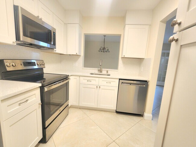 Building Photo - 3178 Via Poinciana