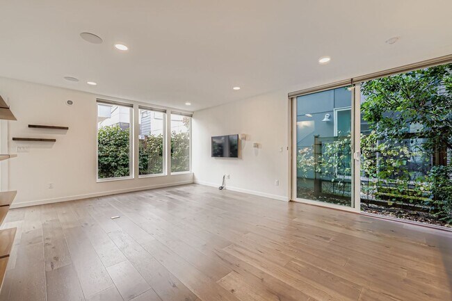 Building Photo - Bright 3bed/2.5bath Townhome in Judkins Pa...