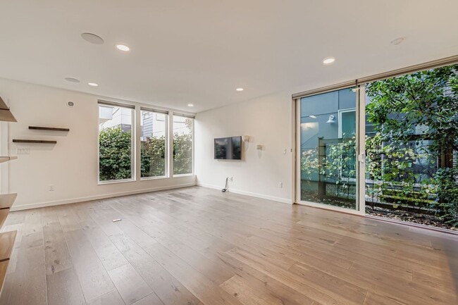 Building Photo - Bright 3bed/2.5bath Townhome in Judkins Park Neighborhood!