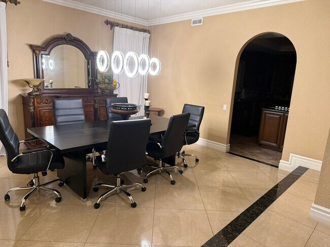 Building Photo - Custom Estate