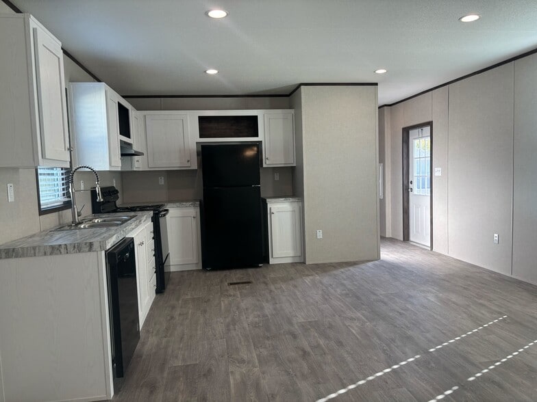 Building Photo - 204 Linda St