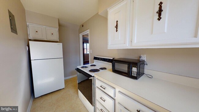 Building Photo - 6186 Greenwood Dr