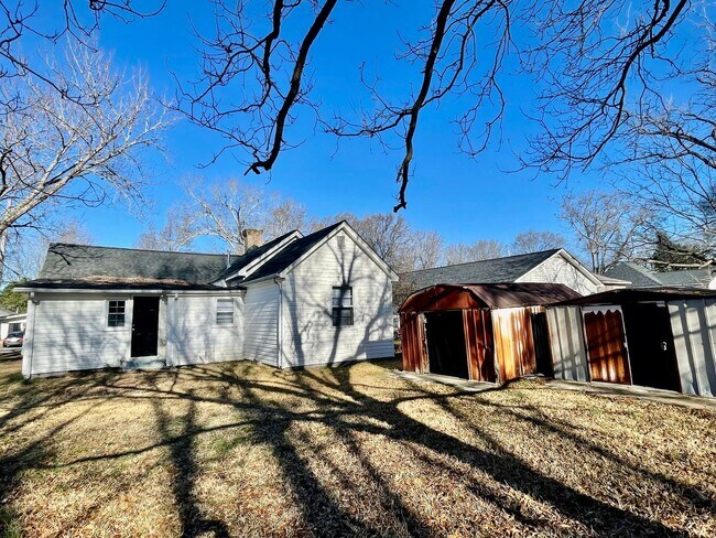 Building Photo - Welcome to this charming 3-bedroom, 1-bathroom home located in the vibrant community of Rockhill, SC