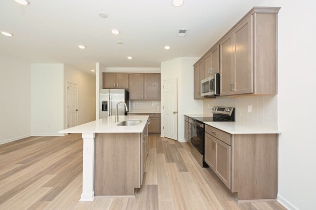 Building Photo - FREE TV!!