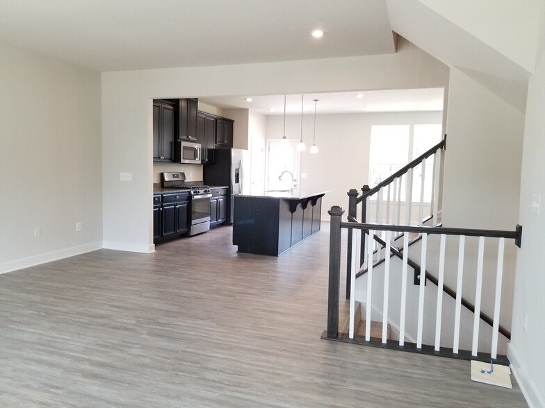 Building Photo - 7817 Cove Point Dr