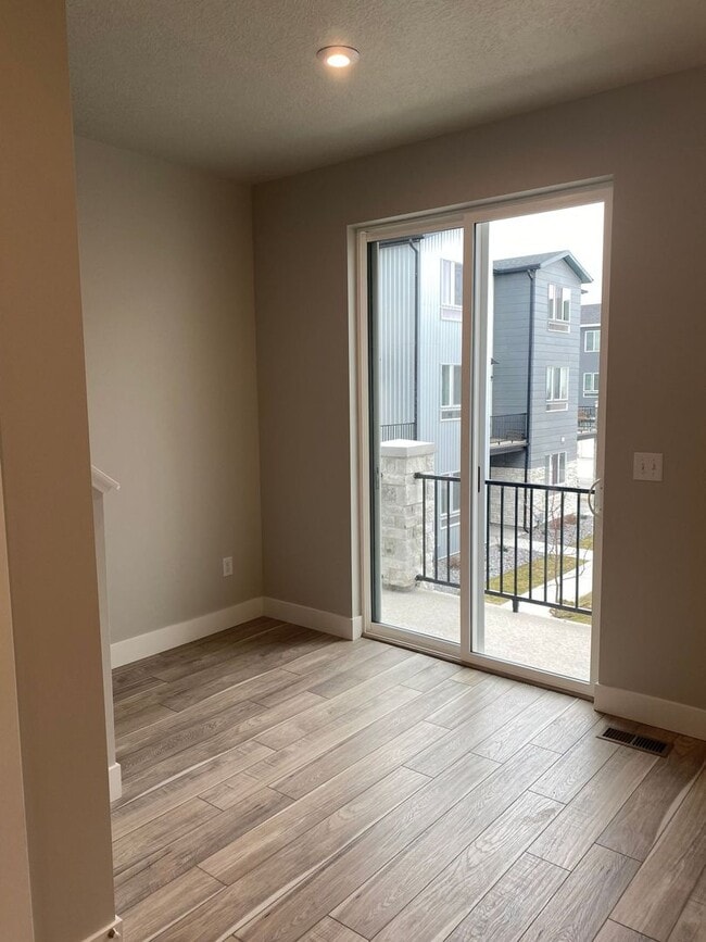 Building Photo - 2 WEEKS FREE - New 4 Bed 3 Bath Townhome Available mid-July in American Fork!