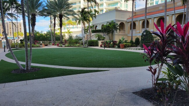 Building Photo - Seasonal/short term 3/2 renovated Ritz Carlton beauty with long water views