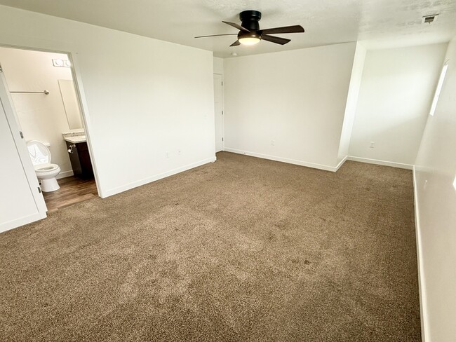 Building Photo - 676 E 550 S