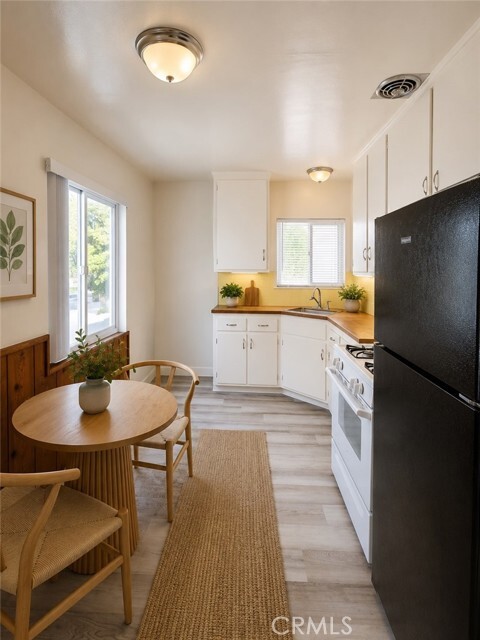 Building Photo - 502 E Cypress Ave
