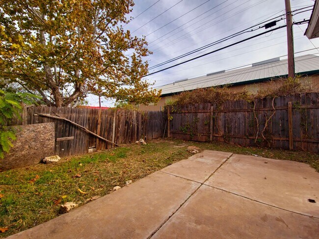 Building Photo - AUGUST PRE-LEASE - 3/2/2 In the Medical District