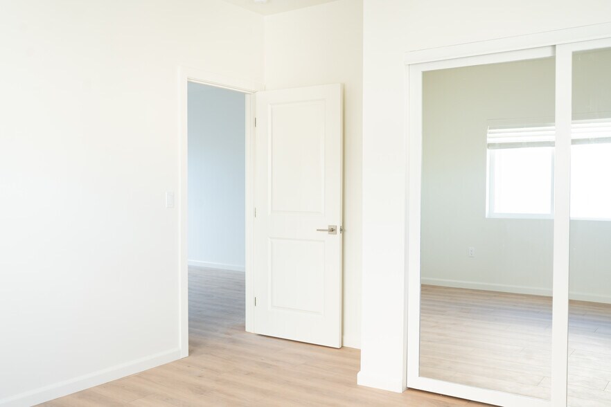 Building Photo - 5259 Lexington Ave