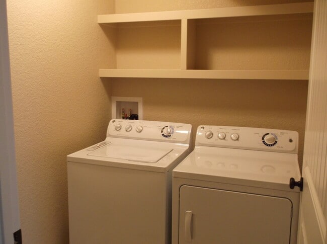 Building Photo - 3 BEDROOM, 2.5 BATH, 2 CAR ATTACHED GARAGE TOWNHOUSE