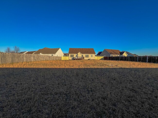 Building Photo - Single Family with a Massive Fenced-In Bac...