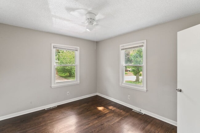 Building Photo - COMING SOON! 3 Bedroom 1 Bathroom in Grand...