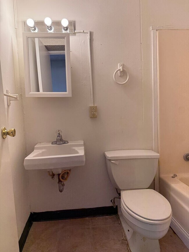 Building Photo - BROOKSTON...2 Bedroom 1 Bath